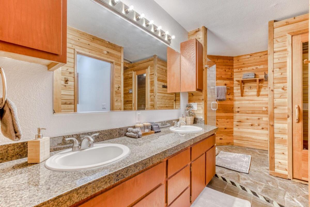 Great Blue Lodge - Spacious Ski Lodge, Hot Tub, Sauna, Game Room & More غوفيرمنت كامب المظهر الخارجي الصورة