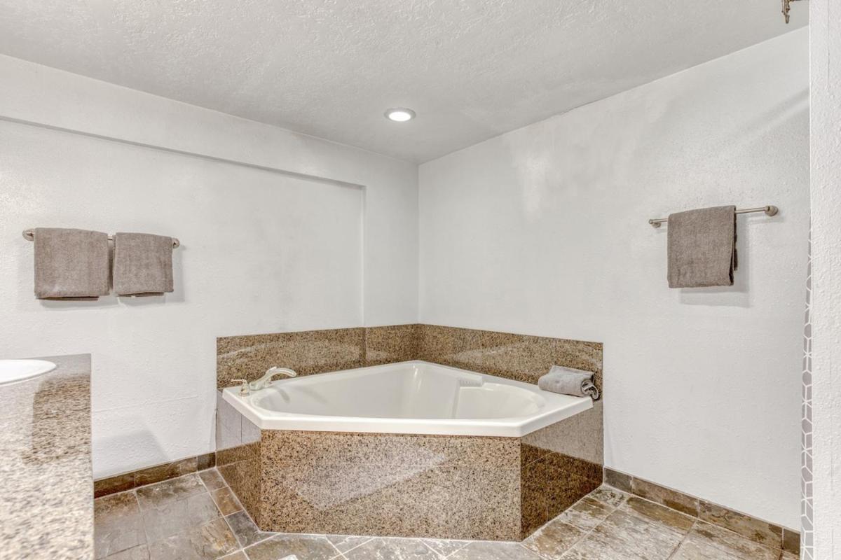 Great Blue Lodge - Spacious Ski Lodge, Hot Tub, Sauna, Game Room & More غوفيرمنت كامب المظهر الخارجي الصورة